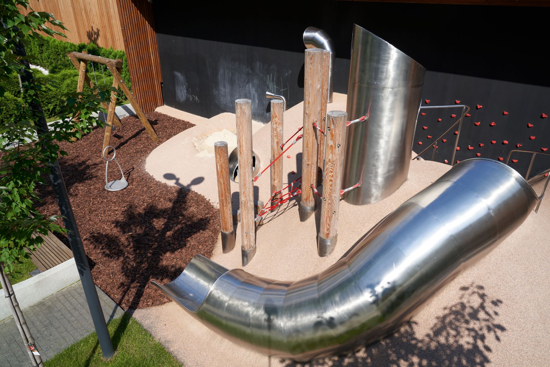 Игровая площадка и детская комната